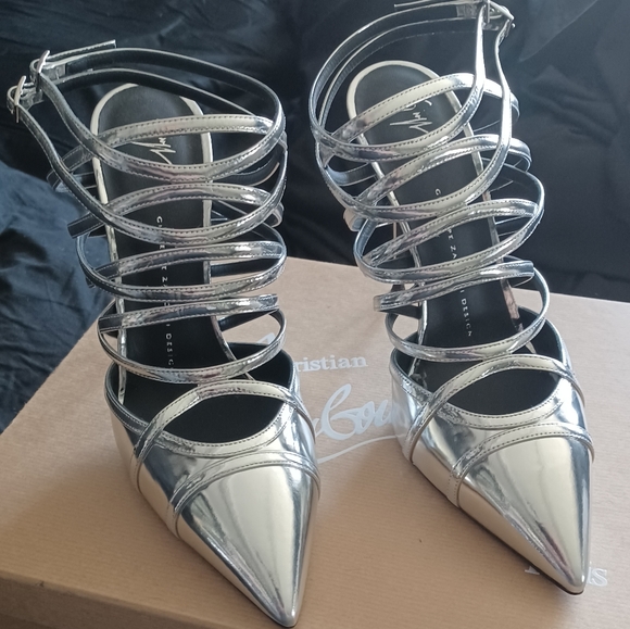 Giuseppe zanotti scrappy pumps size 40 and silver in colour - Picture 2 of 3